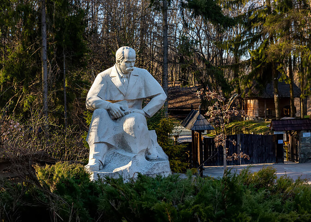 Weißes Denkmal von Taras Shevchenko am Eingang zum Schewtschenkiwski-Hain in Lviv. Ukraine